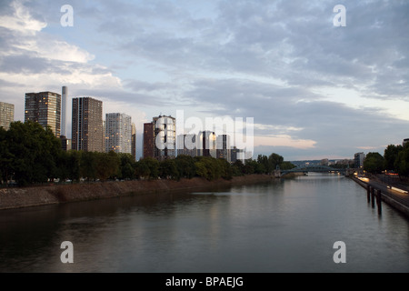 Die Front de Seine Highrise Bezirk nahe dem Eiffelturm, Paris, Frankreich. Stockfoto