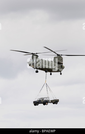 British Royal Air Force Boeing Chinook-Hubschrauber ZD574 zeigt seine Cababilities in einem taktischen Display bei der RIAT 2010 Stockfoto