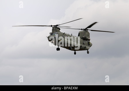 British Royal Air Force Boeing Chinook-Hubschrauber ZD574 demonstriert seine Fähigkeiten in einer taktischen Anzeige bei der RIAT 2010 Stockfoto