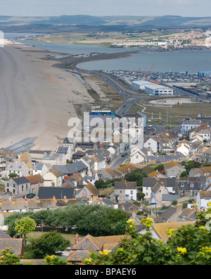 Luftbild von Chesil Beach und Hafen von Portland, Weymouth, Dorset, Großbritannien Stockfoto