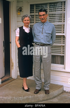 Ein älteres Ehepaar vor der Haustür von ihrer Heimat, USA, c. 1956 Stockfoto