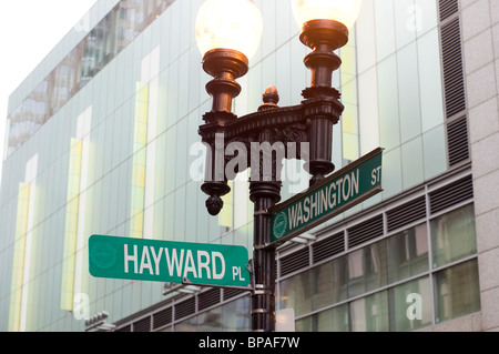 Straßenschild an der Ecke Hayward Place und Washington Street in Boston, massachusetts Stockfoto