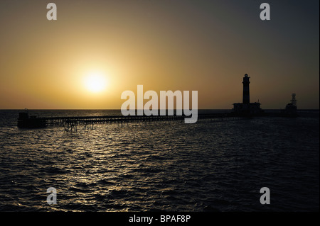 Sonnenuntergang über den Leuchtturm der Insel der Daedalus, Ägypten, Rotes Meer Stockfoto