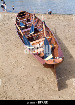 Eine traditionelle hölzerne Meer gehen Ruderboot am Strand von Whitby, zwischen den Rennen in der jährlichen Regatta 2010 Stockfoto