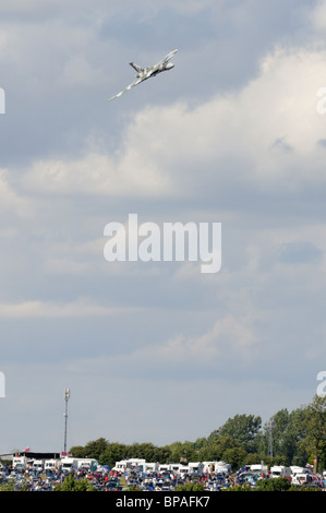 Avro Vulcan XH558 die erstaunliche restaurierten britischen Delta Winged nuklearen V Bomber über den Campingplatz auf der RIAT 2010 fliegt Stockfoto