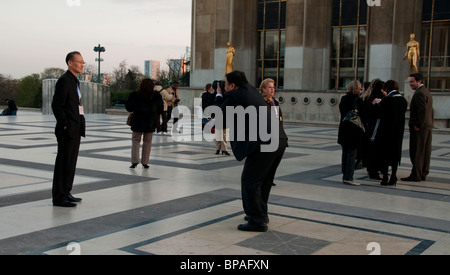 Paris, Frankreich, Gruppe chinesischer Touristen fotografieren auf der Plaza in der Nähe von Eiffelturm Stockfoto