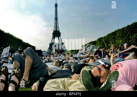 PARIS Frankreich - AIDS-Demonstration auf Rasen Champs-de-Mars, Park in der Nähe des Eiffelturms, Menschenmenge, traurige schwule Männer Stockfoto