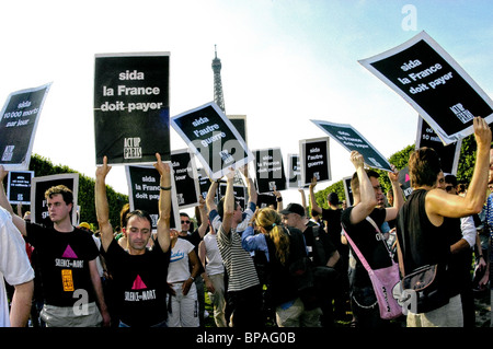 PARIS, Frankreich - AIDS-Demonstration auf Rasen Champs-de-Mars, Park Jugendliche protestieren, Freiwillige ngo Act up Paris, sozialer Kampf Stockfoto