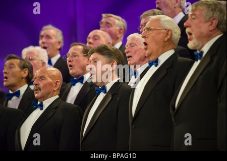 Männerchor singt auf der Bühne auf das National Eisteddfod of Wales jährlichen Kulturfestival im Wettbewerb Stockfoto