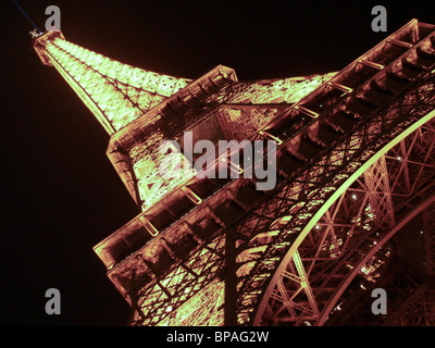 Paris, Eiffelturm, Frankreich, Beleuchtung in der Nacht Graphic Design gegen Black Sky Stockfoto