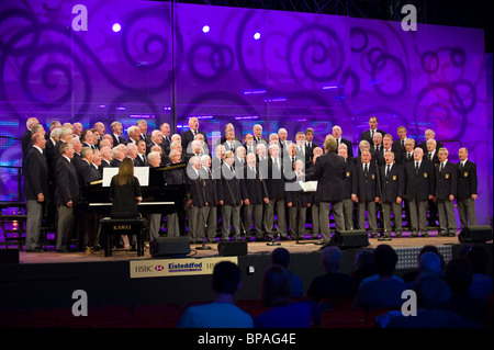 Männerchor singt auf der Bühne auf das National Eisteddfod of Wales jährlichen Kulturfestival im Wettbewerb Stockfoto