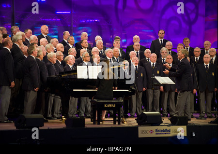 Männerchor singt auf der Bühne auf das National Eisteddfod of Wales jährlichen Kulturfestival im Wettbewerb Stockfoto