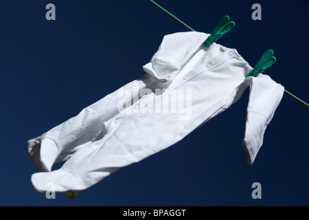 Baby wachsen an der Wäscheleine hängen Stockfoto