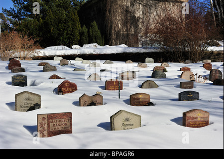 Friedhof mit Grabsteinen mit Schnee bedeckt. Stockfoto