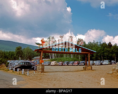 Der Parkplatz und Oldtimer an Santas Werkstatt, Wilmington, Lake Placid, New York State, c. 1956 Stockfoto