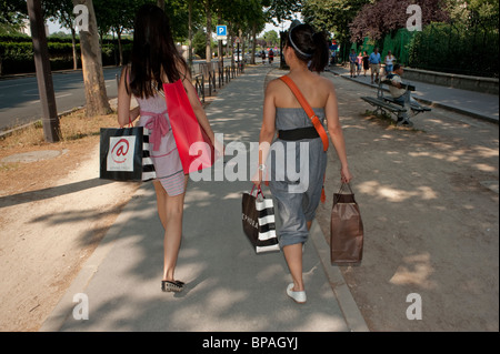 Paris, Frankreich, Frau im Sommerkleid, zu Fuß entfernt, Straße, Einkaufstaschen tragen Stockfoto