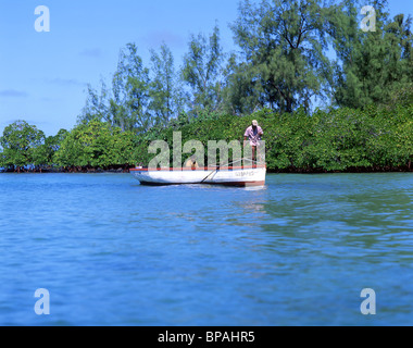 Lokale Fischer im Boot, Ile Aux Cerfs, Flacq Bezirk, Republik von Mauritius Stockfoto