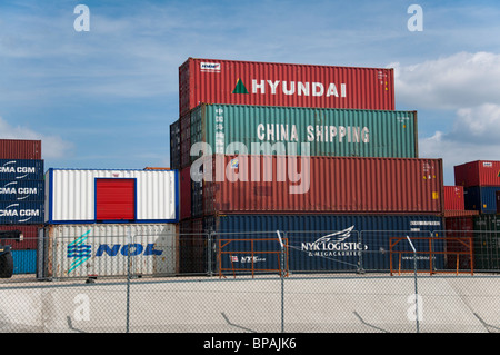 See-Container stapeln sich in Southampton Docks in Southampton, England. Stockfoto