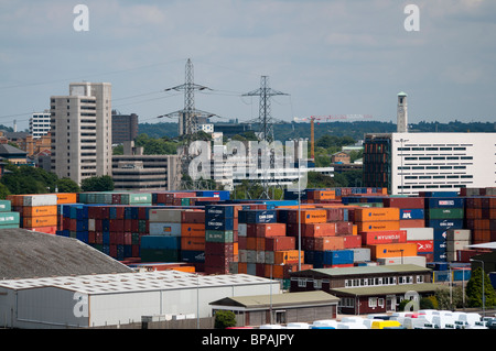 See-Container stapeln sich in Southampton Docks in Southampton, England. Stockfoto