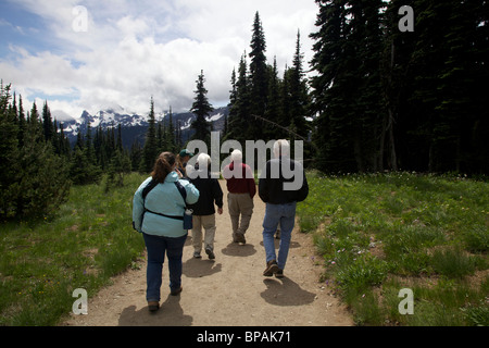 Parkbesucher geführte Natur wandern. Sunrise-Bereich. Mount Rainier Nationalpark, Washington. Stockfoto