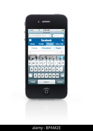 Apple iPhone 4 Smartphone mit Facebook social-networking-Website zu öffnen, auf dem Display isoliert auf weißem Hintergrund Stockfoto