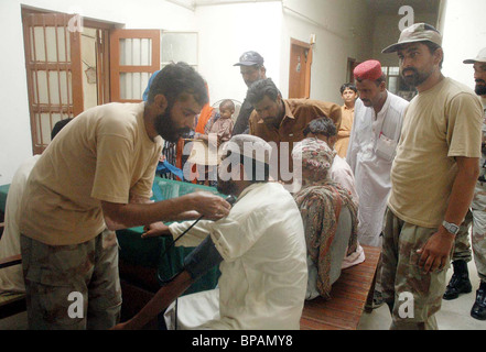 Armee-Arzt untersucht Patienten bei Flut Affectees Relief Camp vom FC in Dhadar Stockfoto