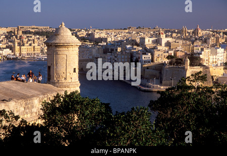 Touristen am oberen Rand ein ravelin mit Blick auf den Grand Harbour auf Malta. Stockfoto