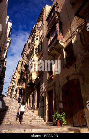 Treppe-Straßen sind typisch für einige steile Gassen in Valletta auf Malta. Stockfoto