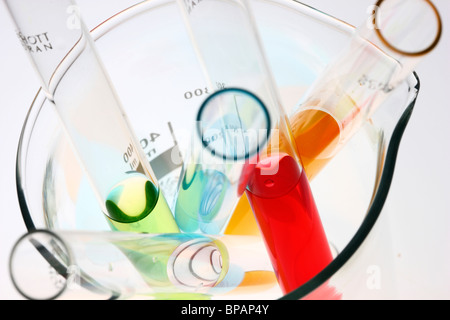 Chemikalien in Reagenzgläser. Flüssige Chemikalien in einem chemischen Labor. Stockfoto