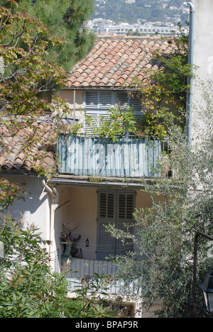 Altes Haus mit blauen Fensterläden in Cannes. Cote d ' Azur. Frankreich Stockfoto