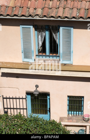 Altes Haus mit blauen Fensterläden in Cannes. Cote d ' Azur. Frankreich Stockfoto