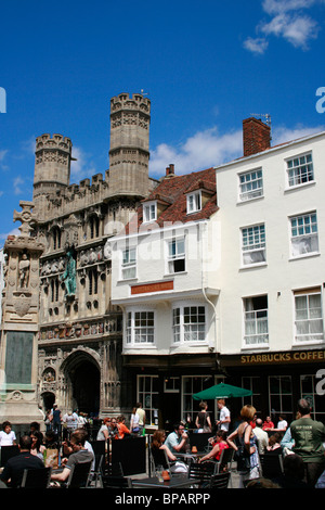 Butter-Marktplatz mit Tor Christchurch, Canterbury beschäftigt Stockfoto