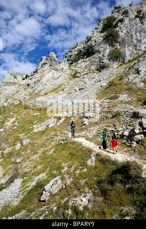 Wanderer unterwegs sorgen entlang der Schlucht kümmert, Picos de Europa, Spanien, Desfiladero del Rio Cares, Wanderer, Rambler, Stockfoto