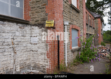 Geschlossene leer verlassener an Bord und für Verkauf ehemalige Grundschule in UK Stockfoto