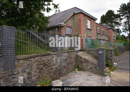 Geschlossene leer verlassener an Bord und für Verkauf ehemalige Grundschule in UK Stockfoto