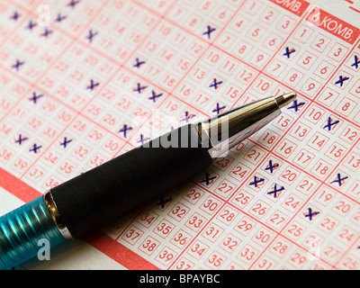 Nahaufnahme der Lottoschein mit markierten Zahlen und Bleistift. Stockfoto