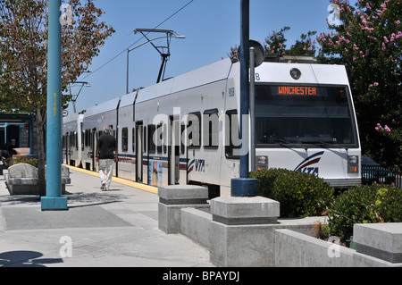 VTA Stadtbahn auf Mountain View Caltrain station Stockfoto