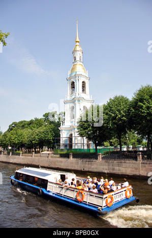 Grachtenfahrt Boot vorbei an St.-Nikolaus Marine-Kathedrale, Sankt Petersburg, nordwestlichen Region, Russland Stockfoto