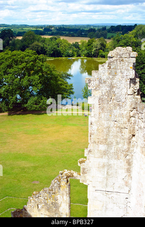 Blick über die Wiltshire Landschaft von den Zinnen des alten Wardour Castle, in der Nähe von Salisbury, England Stockfoto