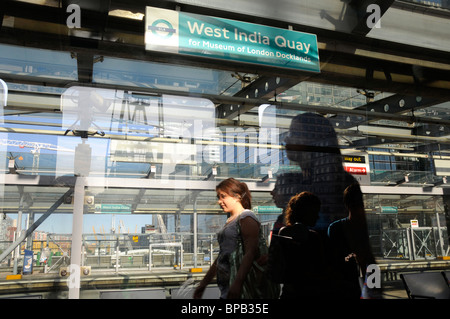 UK West India Quay DLR-Bahnhof in der Nähe von Canary Wharf in Ost-London Stockfoto