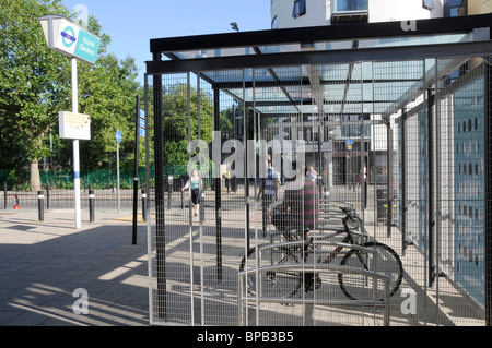 UK-Insel-Gärten-DLR-Bahnhof in der Nähe von Canary Wharf in Ost-London Stockfoto