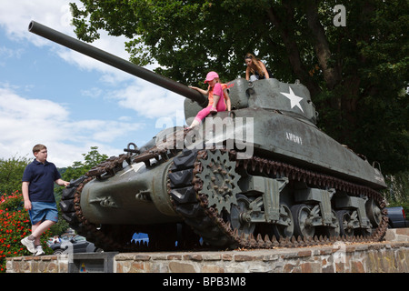 Amerikanischen Sherman-Panzer als ein Denkmal der Schlacht der Ausbuchtung, La Roche-En-Ardenne, Luxemburg, Wallonien, Belgien Stockfoto