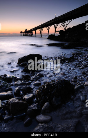 Die Pier in Clevedon, North Somerset, kurz nach Sonnenuntergang. Clevedon Pier ist nur völlig intakt, Grade 1 aufgeführten Pier im Vereinigten Königreich. Stockfoto