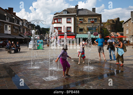 Spielende Kinder im Brunnen in La Roche-en-Ardenne, Wallonien, Belgien Stockfoto