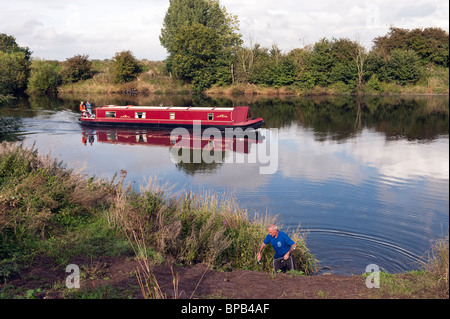 Ausflugsschiff und Angler auf dem Fluss Trent Stockfoto