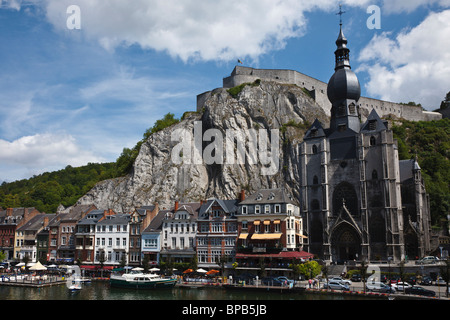 Die Kathedrale, die Zitadelle und die Restaurants neben der Maas bei Dinant, Wallonien, Belgien. Stockfoto