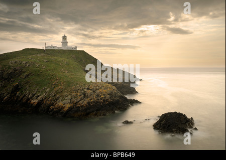 Stolperfallen Head Lighthouse, Pembrokeshire, bei Sonnenuntergang. Stockfoto