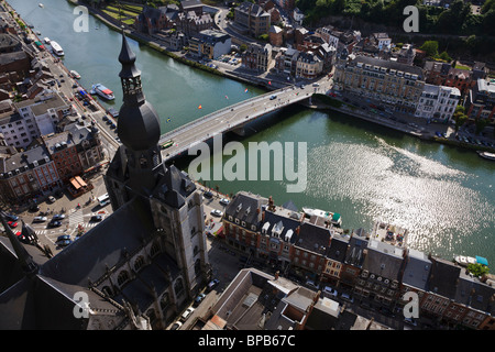 Blick von der Zitadelle über Dinant, der Kathedrale und der Maas, Wallonien, Belgien. Stockfoto