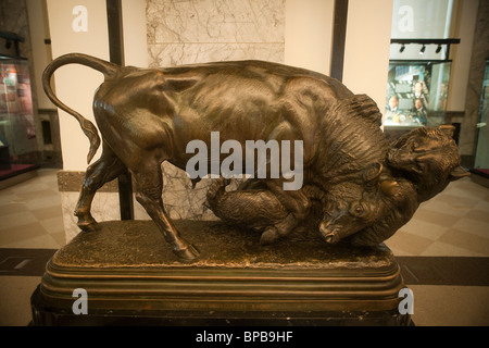 Eine Bronzestatue eines Stiers im Kampf mit einem Bären auf Anzeige im Museum of American Finance an der Wall Street in New York Stockfoto