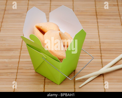 Chinesische Glückskekse In einer grünen herausnehmen Lebensmittel-Box Stockfoto